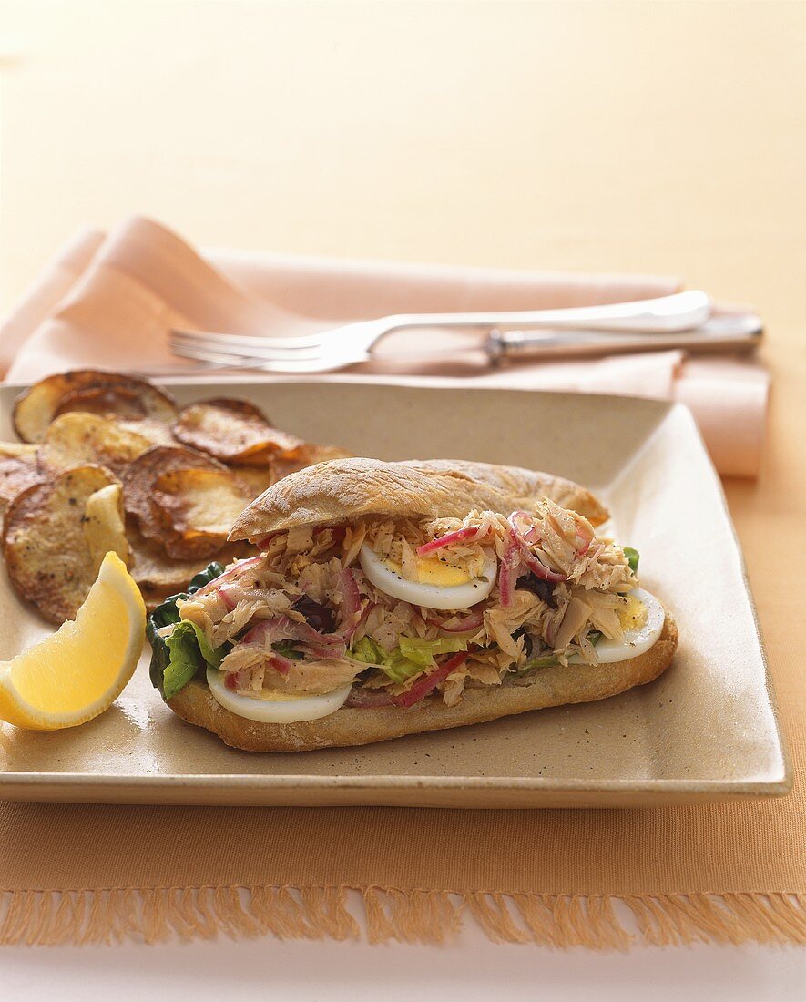 Thunfisch-Sandwich mit selbstgemachten Kartoffelchips