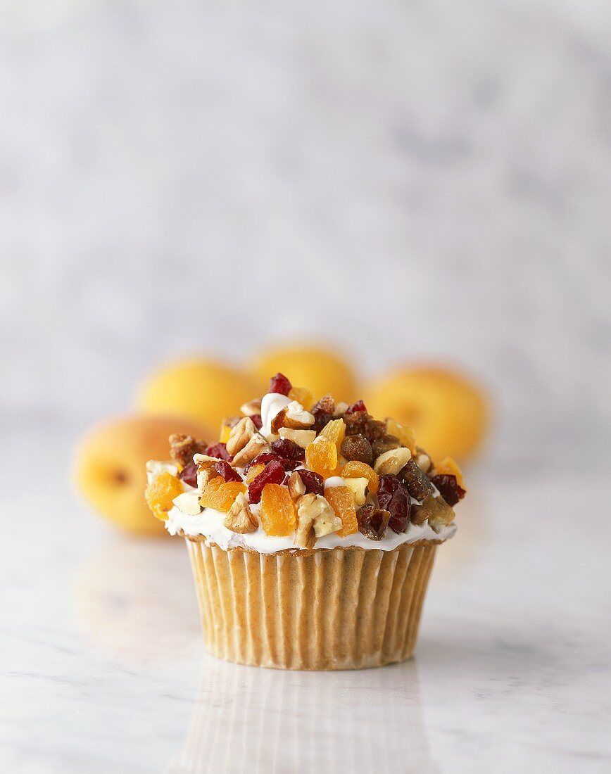 Cupcake mit getrockneten Aprikosen, Cranberries und Walnüssen