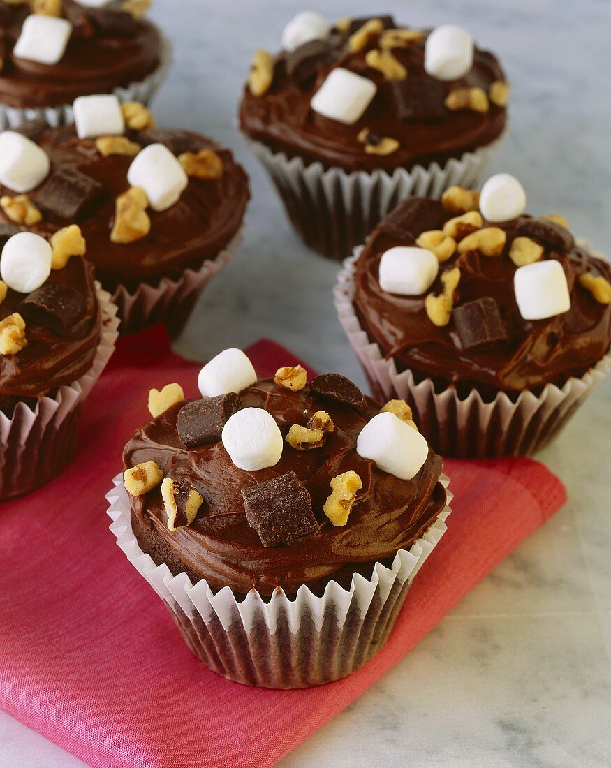 Schokoladencupcakes mit Marshmallows und Walnüssen