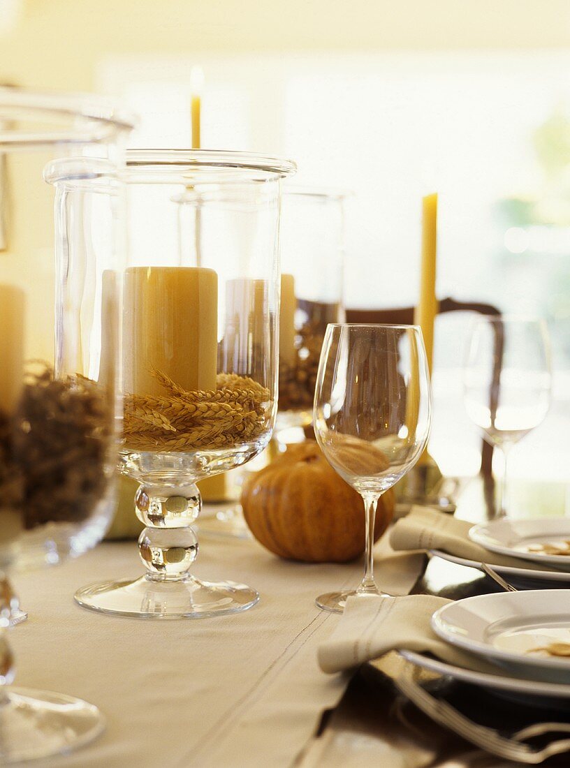 Gedeckter Tisch mit Herbstdeko
