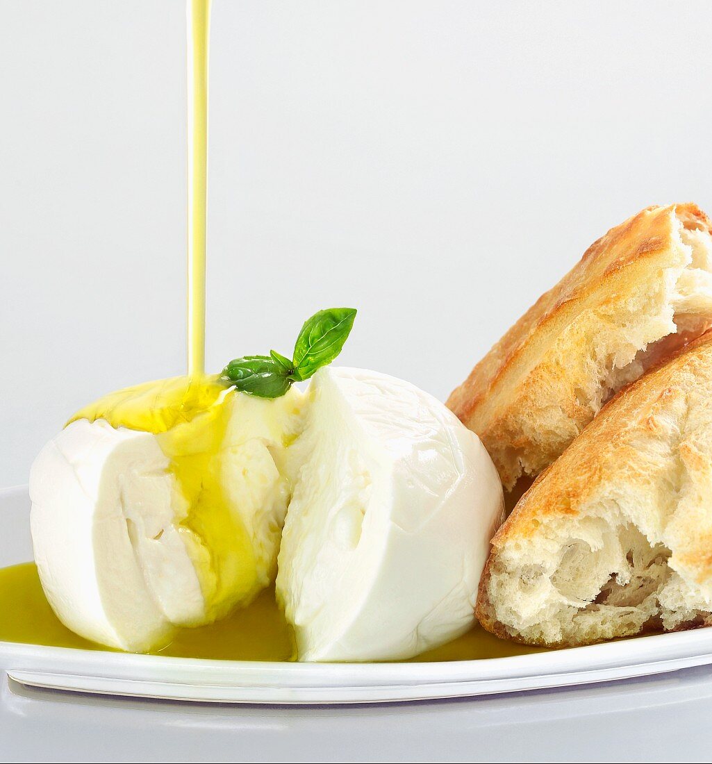 Burrata-Käse mit Olivenöl und knusprigem Brot