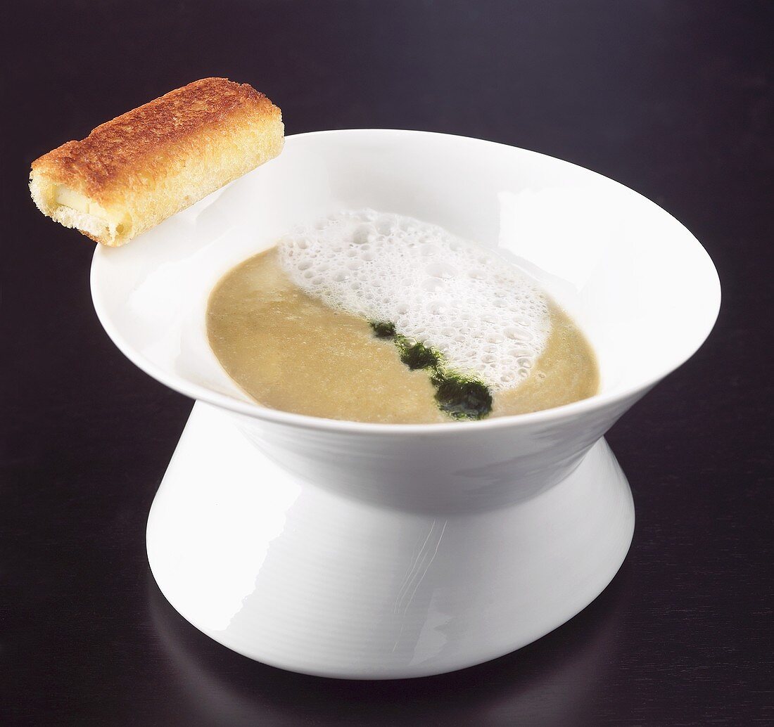 Linsen-Curry-Creme mit Reismilchschaum, Pfefferminzchutney & Paneertoast