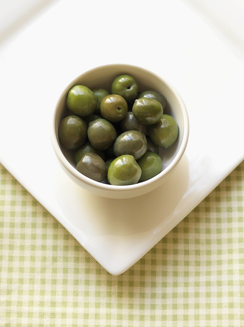 Grüne Oliven im weissen Schälchen