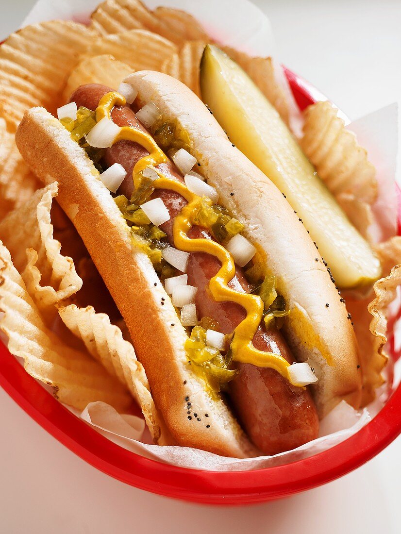 Hot Dog mit Senf, Zwiebeln, Relish und geriffelten Chips