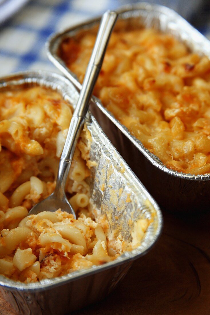 Baked Macaroni and Cheese in Disposable Pans; Scooping