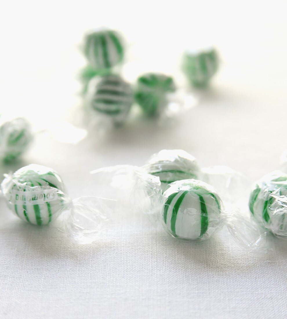 Grün-weiße Pfefferminzbonbons im Cellophanpapier