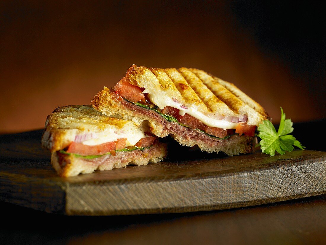 Panini mit Mozzarella und Prosciutto