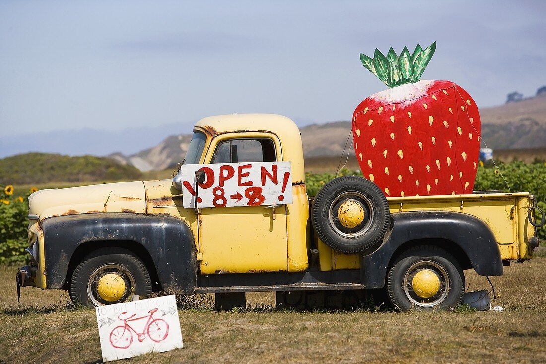Lastwagen mit Erdbeer-Schild