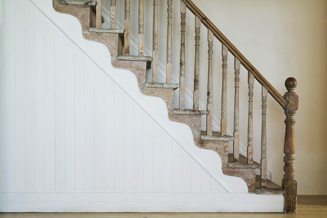 Treppe mit Holzgeländer im Haus St James (Cape Town, Südafrika)