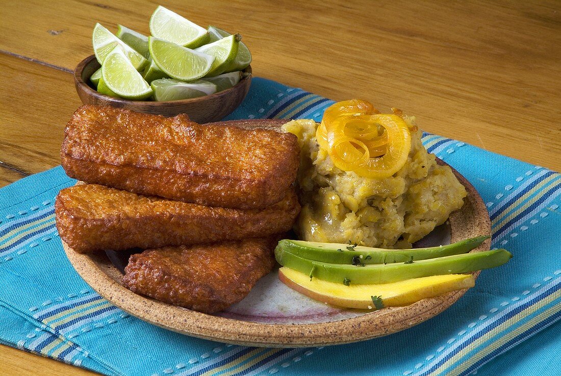 Frittierter Käse mit Kochbananenpüree und Avocado (Mexiko)