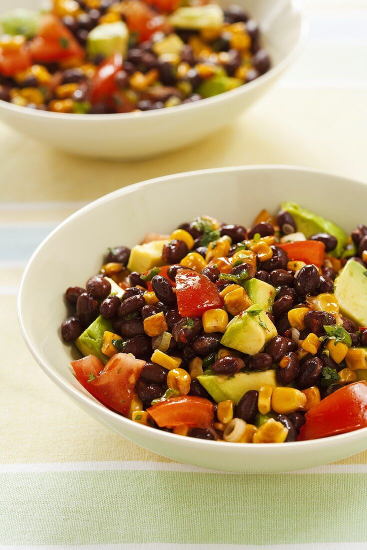 Schwarzer Bohnensalat mit Avocado, Mais und Tomaten