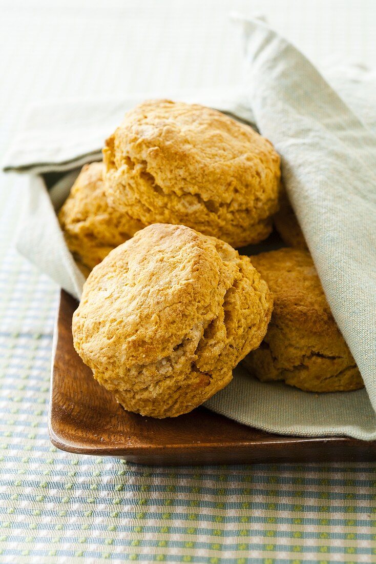 Süsskartoffel-Biscuits auf Leinentuch