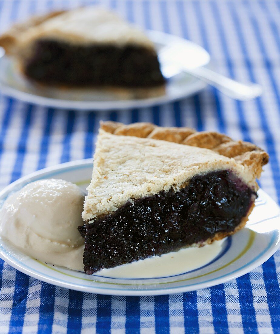 Stück Blueberry Pie mit Eiscreme (USA)