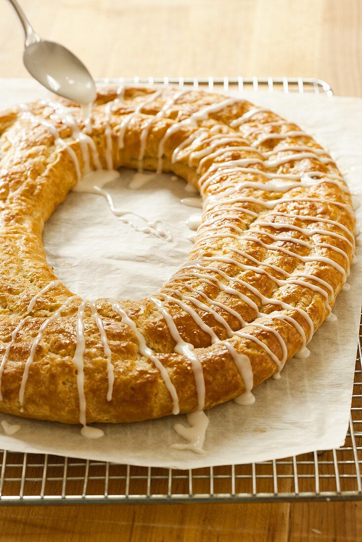 Pecannusskuchen mit Zuckerguss beträufeln