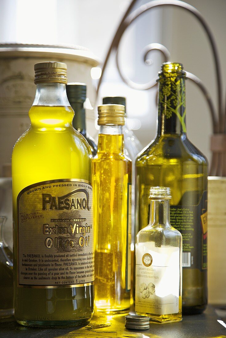 Verschiedene Olivenölflaschen