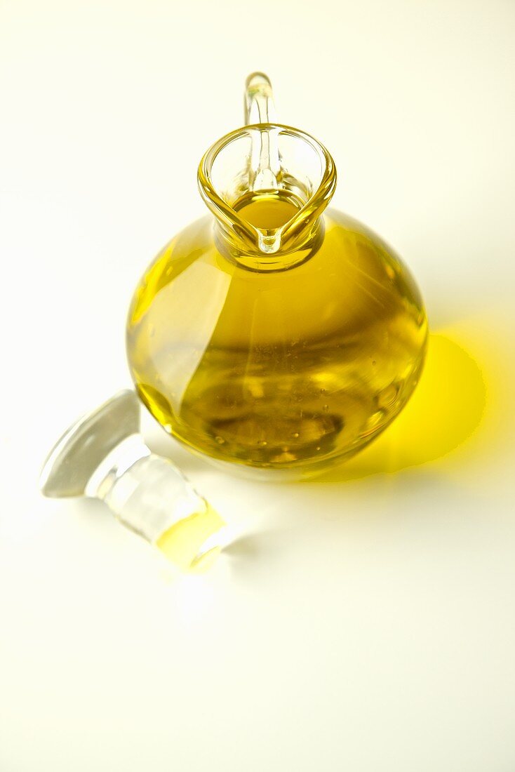 Kaltgepresstes Olivenöl im Glaskrug