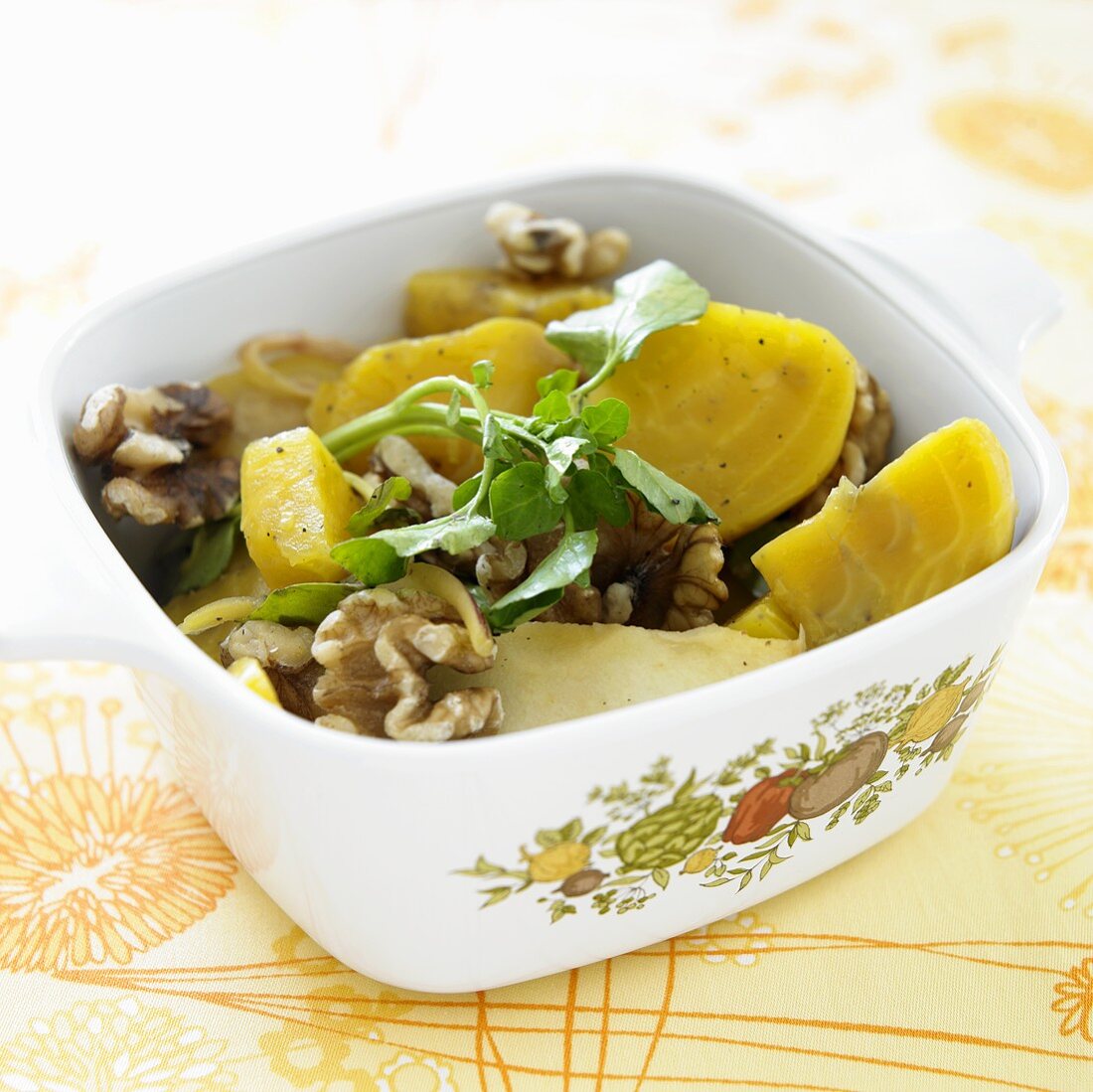 Goldrüben Salat mit Walnüssen und Kräutern