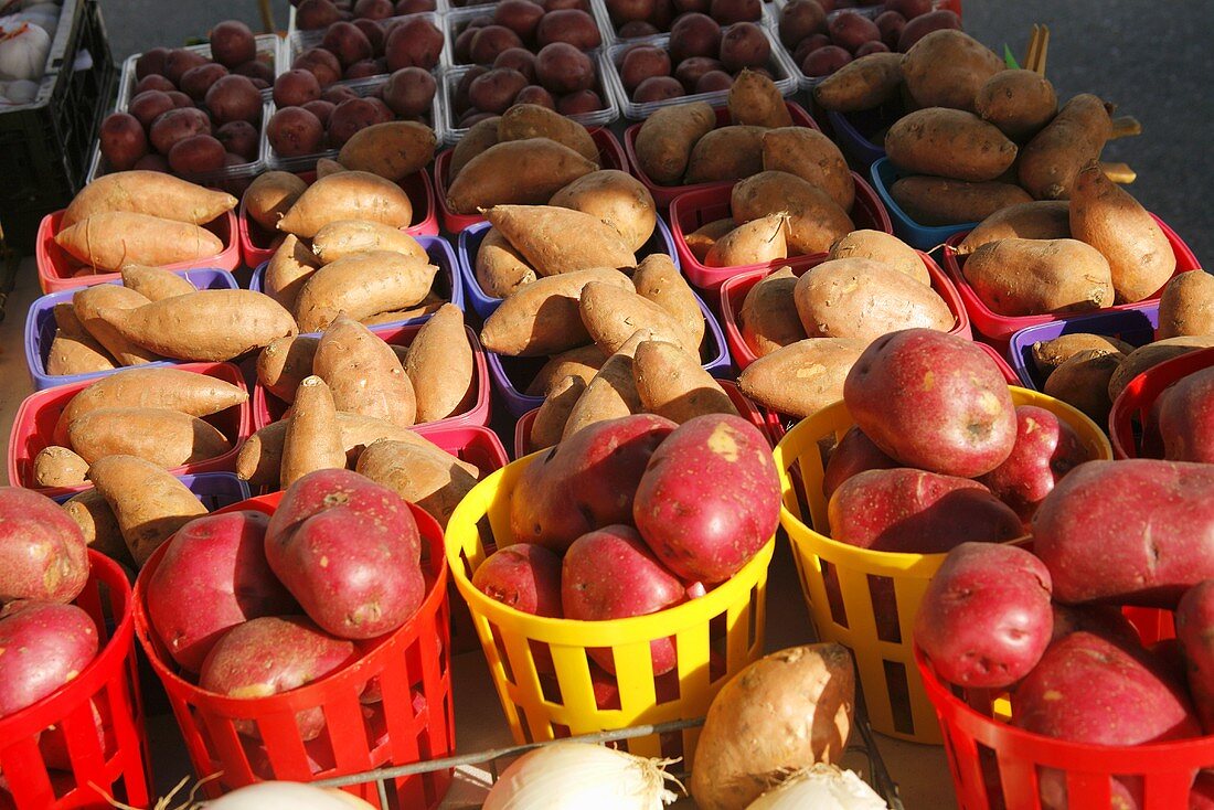 Rote Kartoffeln und Süsskartoffeln auf dem Markt