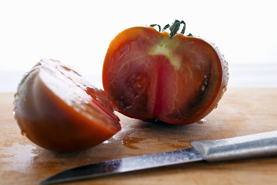 Rote Heirloom Tomate, halbiert