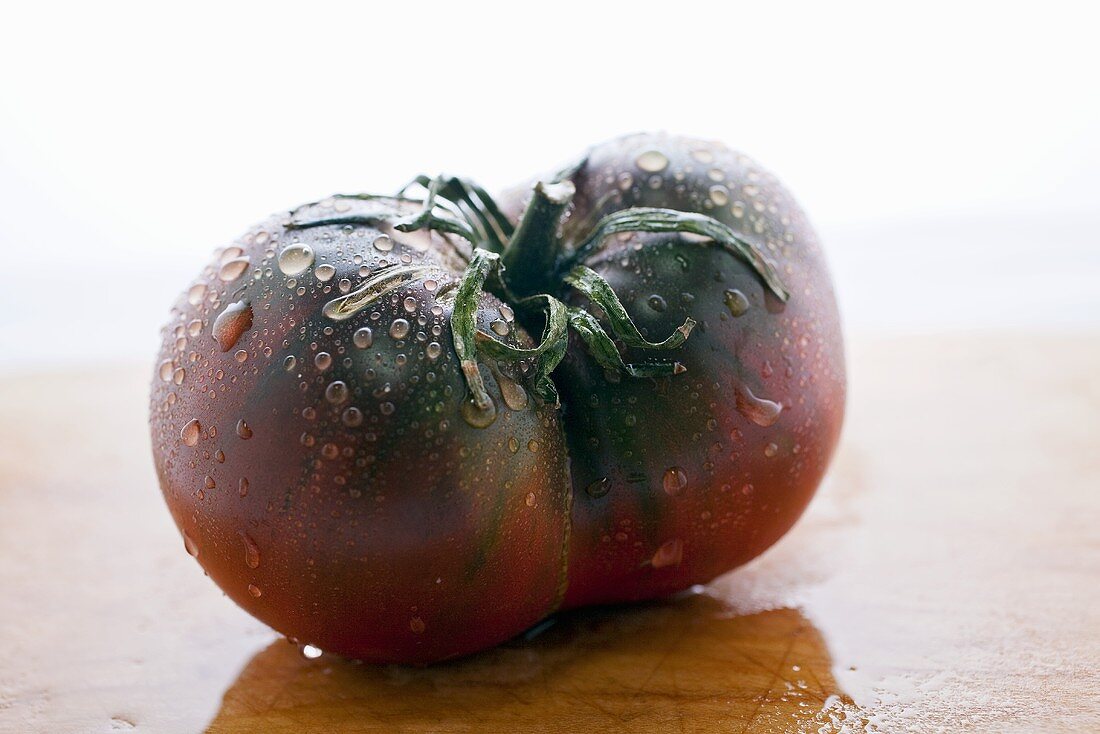 Heirloom Tomate mit Wassertropfen