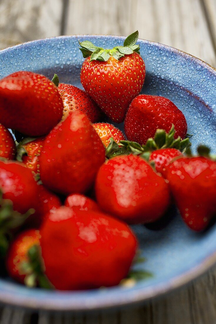 Frische Erdbeeren in Keramikschale