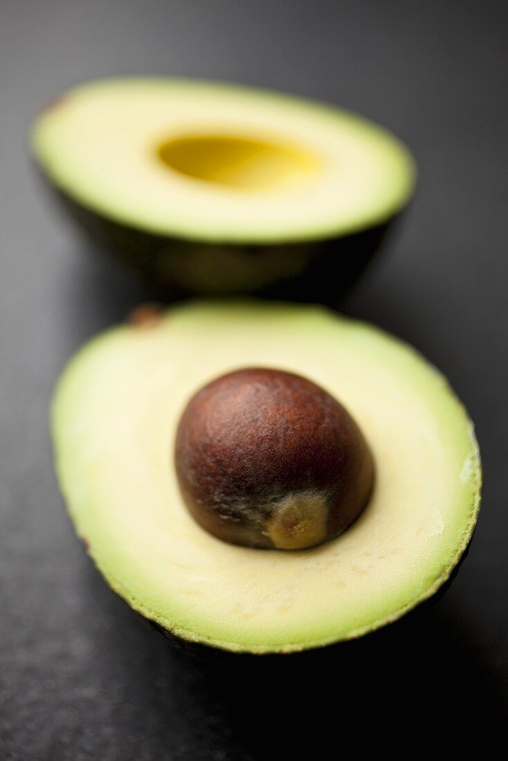 Halbierte Avocado mit Kern