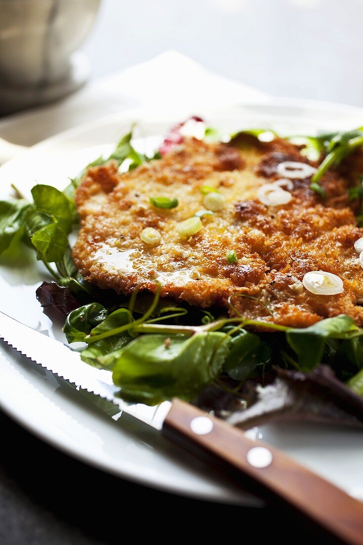 Paniertes Hähnchenschnitzel mit Frühlingszwiebeln