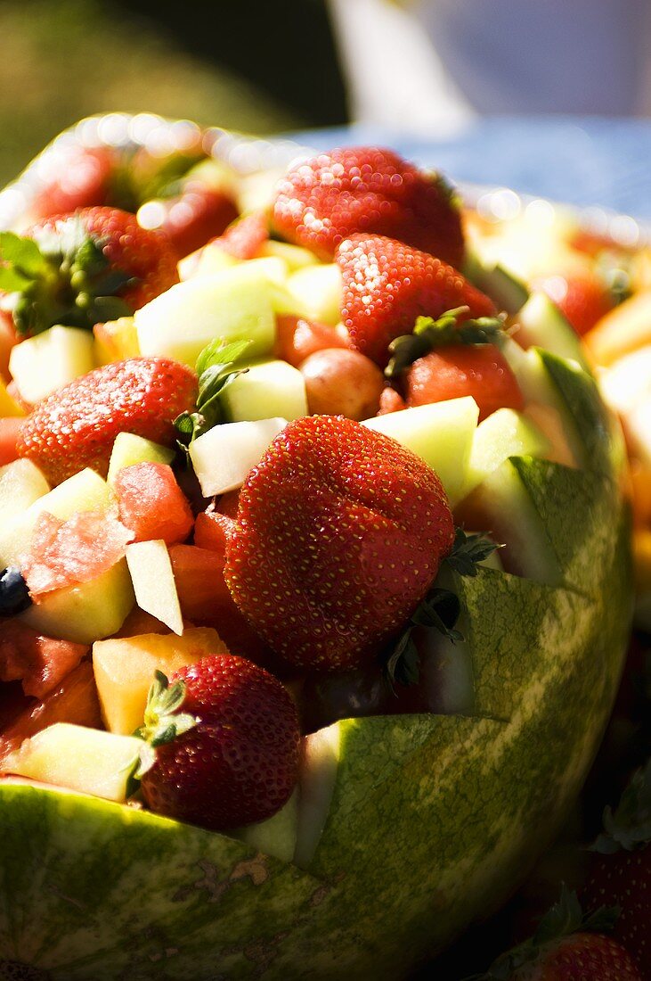 Frischer Fruchtsalat in geschnitzter Melone