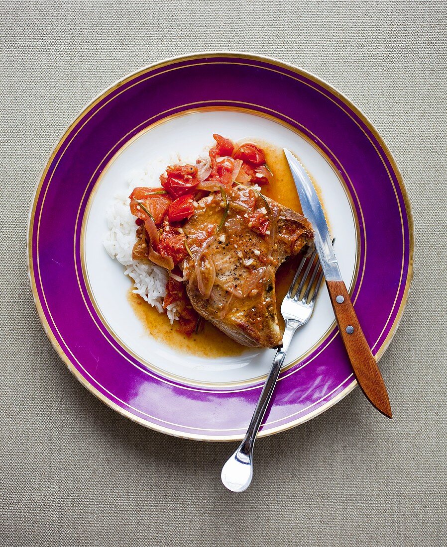 Schweinekotelett mit Reis und Tomaten von oben