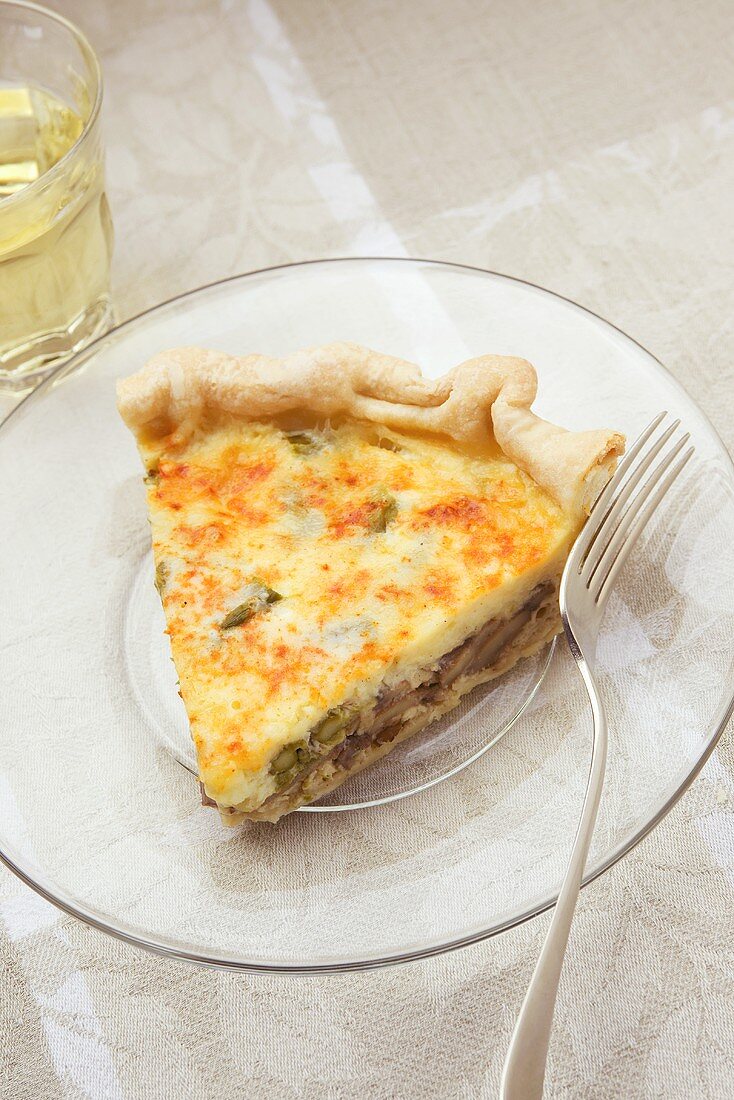 Ein Stück Spargel-Pilz-Quiche