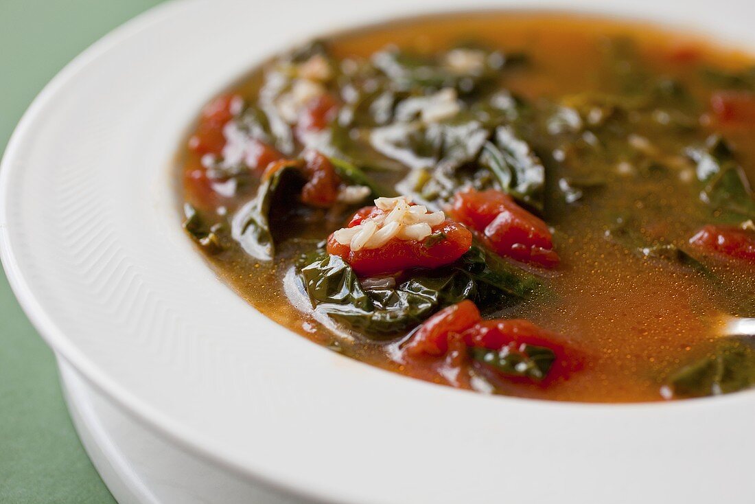 Tomatensuppe mit Spinat und Reis (Nahaufnahme)