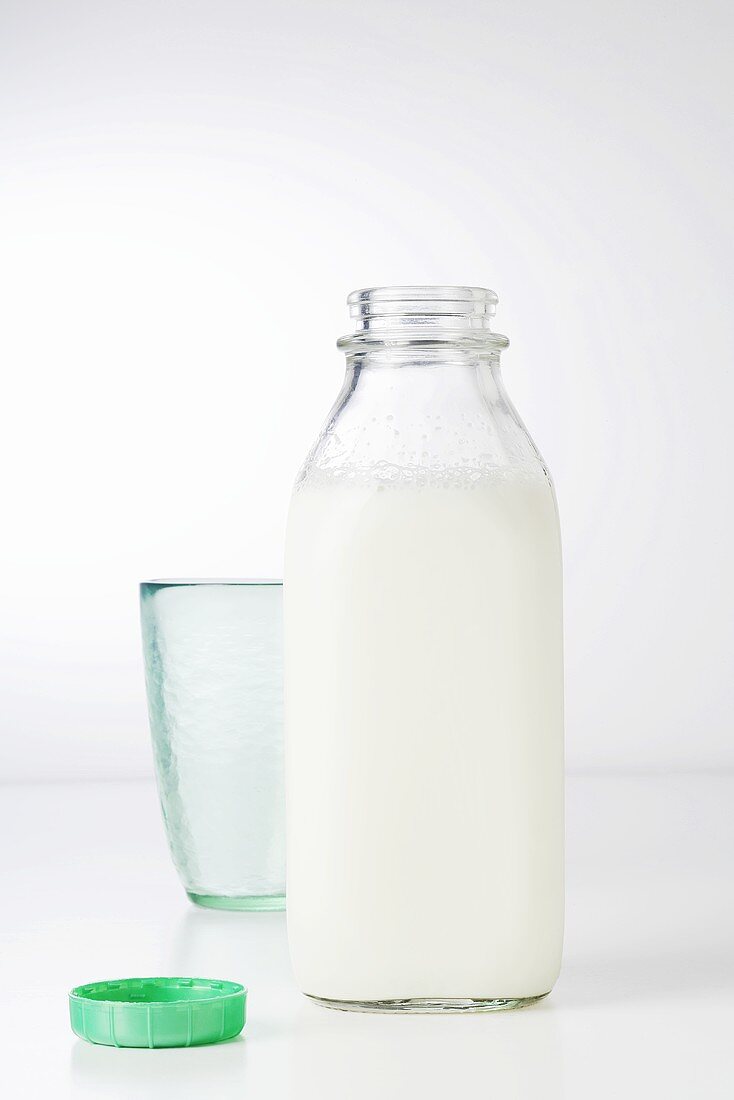 Milchflasche, Verschluss und Trinkglas