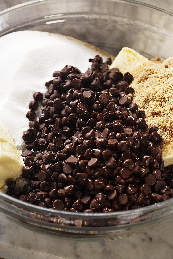 Zutaten für Chocolatechip Cookies in Rührschüssel