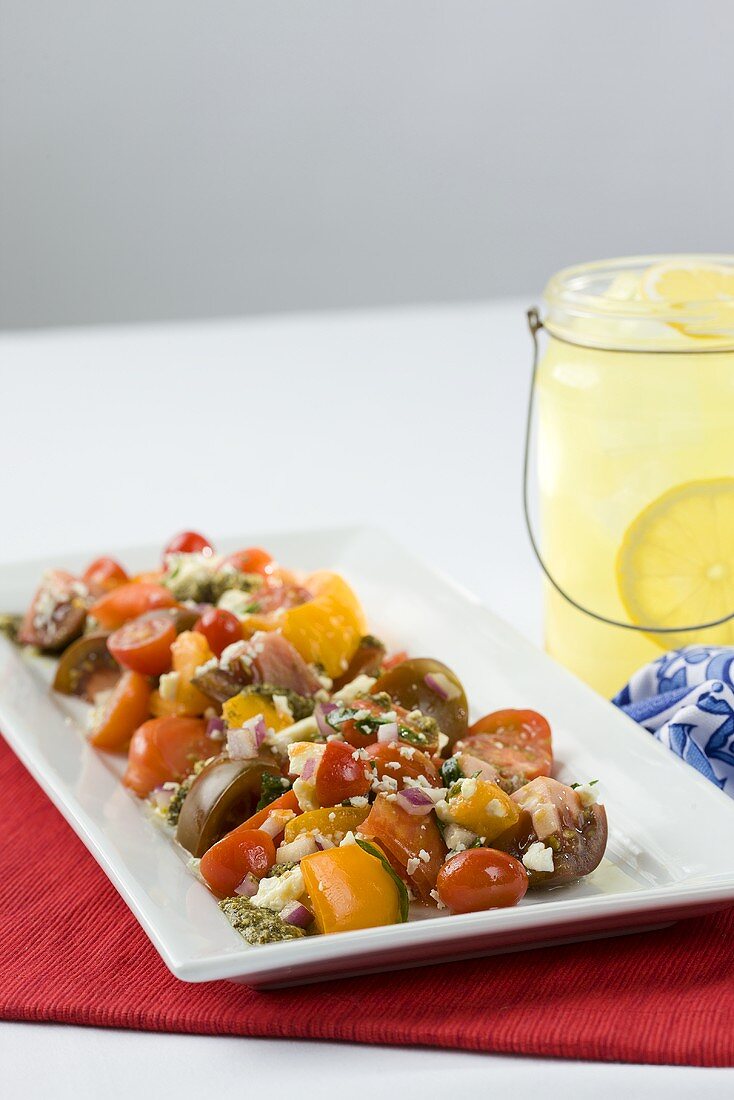 Heirloom Tomatensalat mit Pesto und Feta (Nahaufnahme)