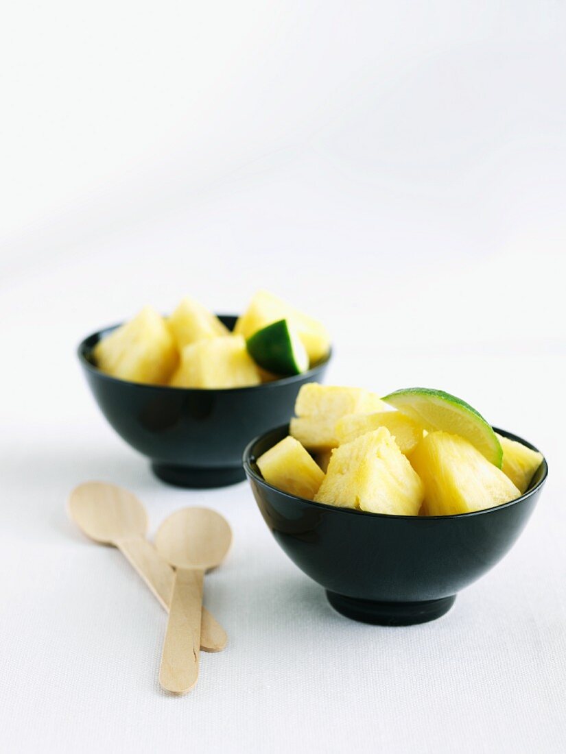 Frische Ananasstücke mit Limetten