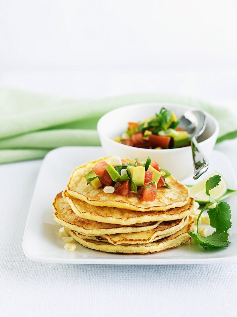 Polentapfannkuchen mit Avocadosalsa