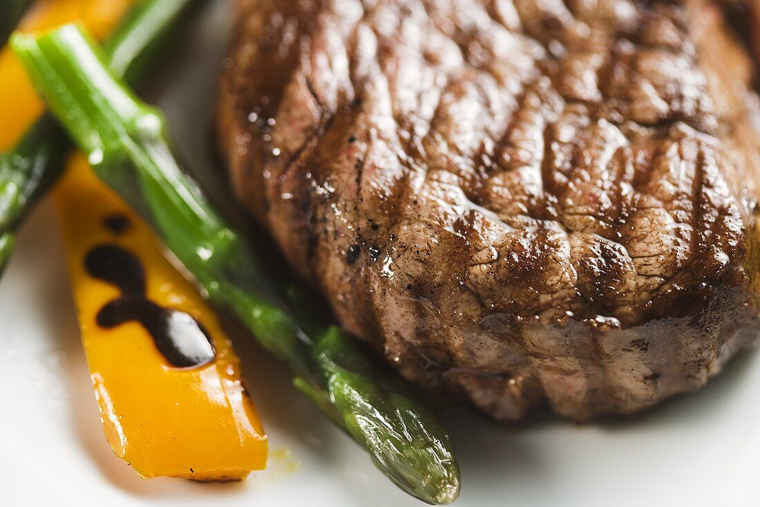Grilled Filet Mignon with Asparagus and Peppers