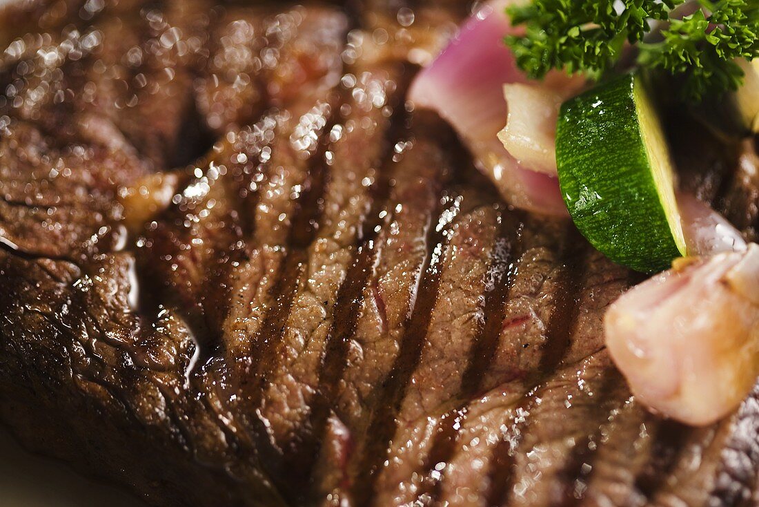 Gegrilltes Ribeye Steak mit Gemüse (Nahaufnahme)