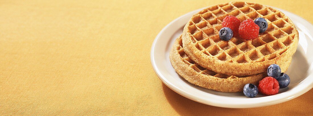 Waffeln mit Heidelbeeren und Himbeeren