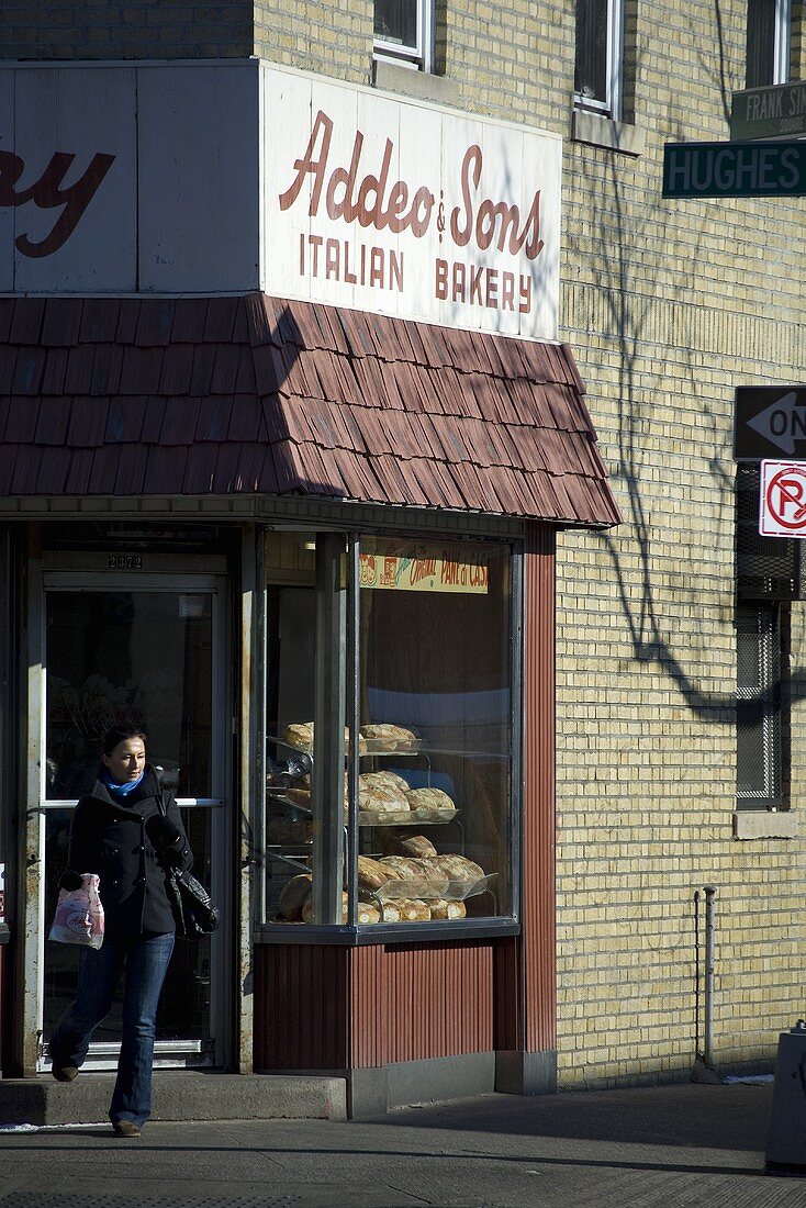 Frau verlässt italienische Bäckerei in New York