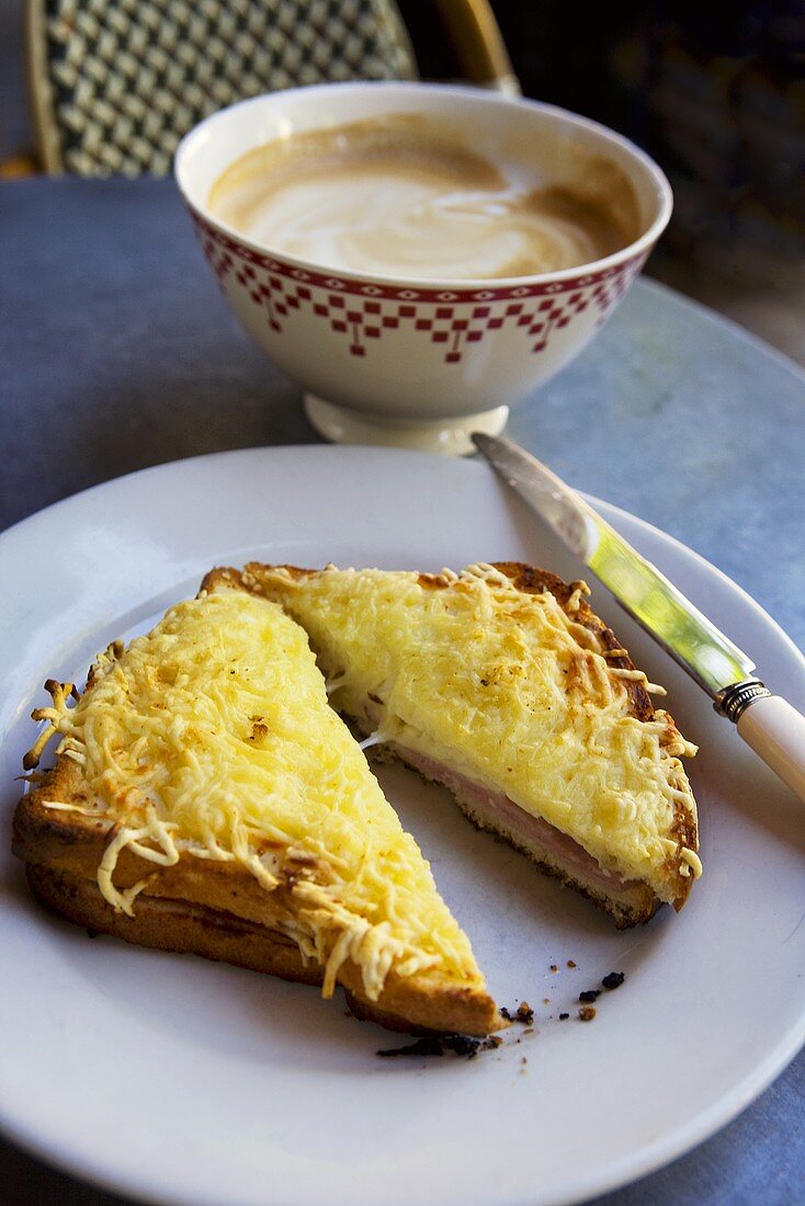 Schinken-Käse-Toast und Caffe Latte