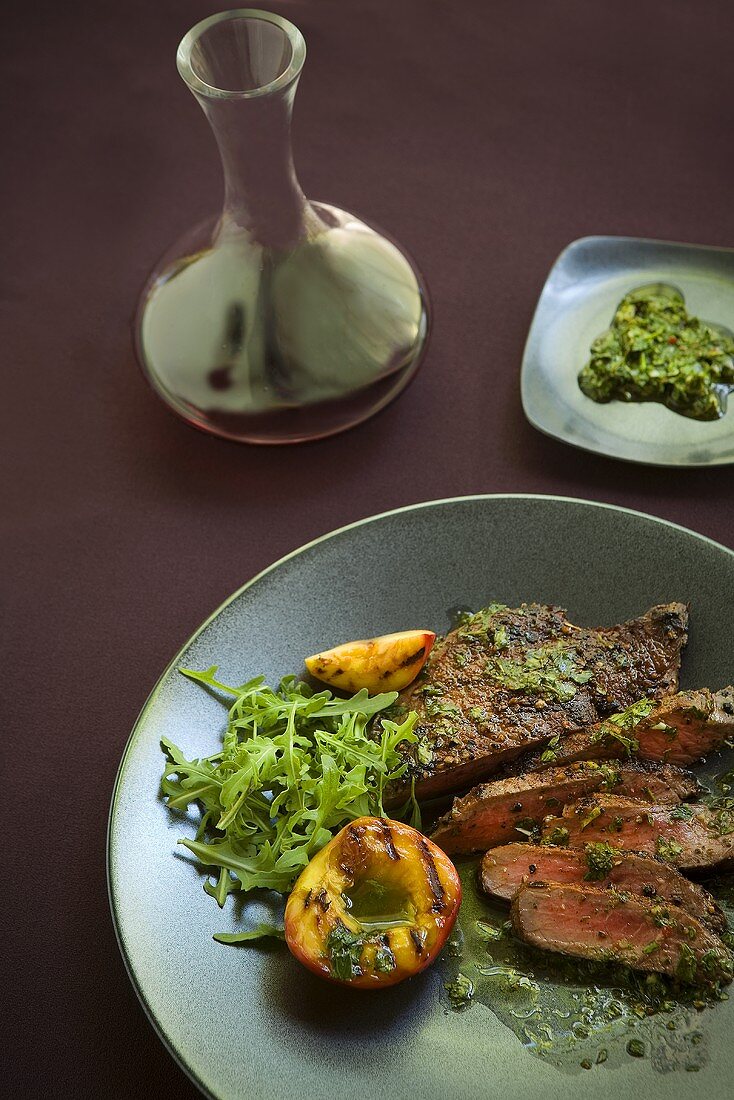 Steak mit Pesto, Grillpfirsichen und Rucola