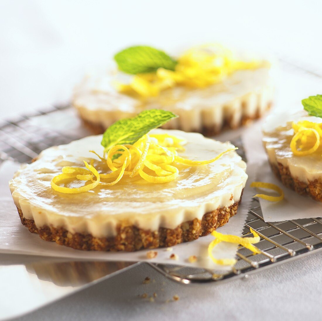 Zitronen-Nuss-Tarteletts auf Kuchengitter