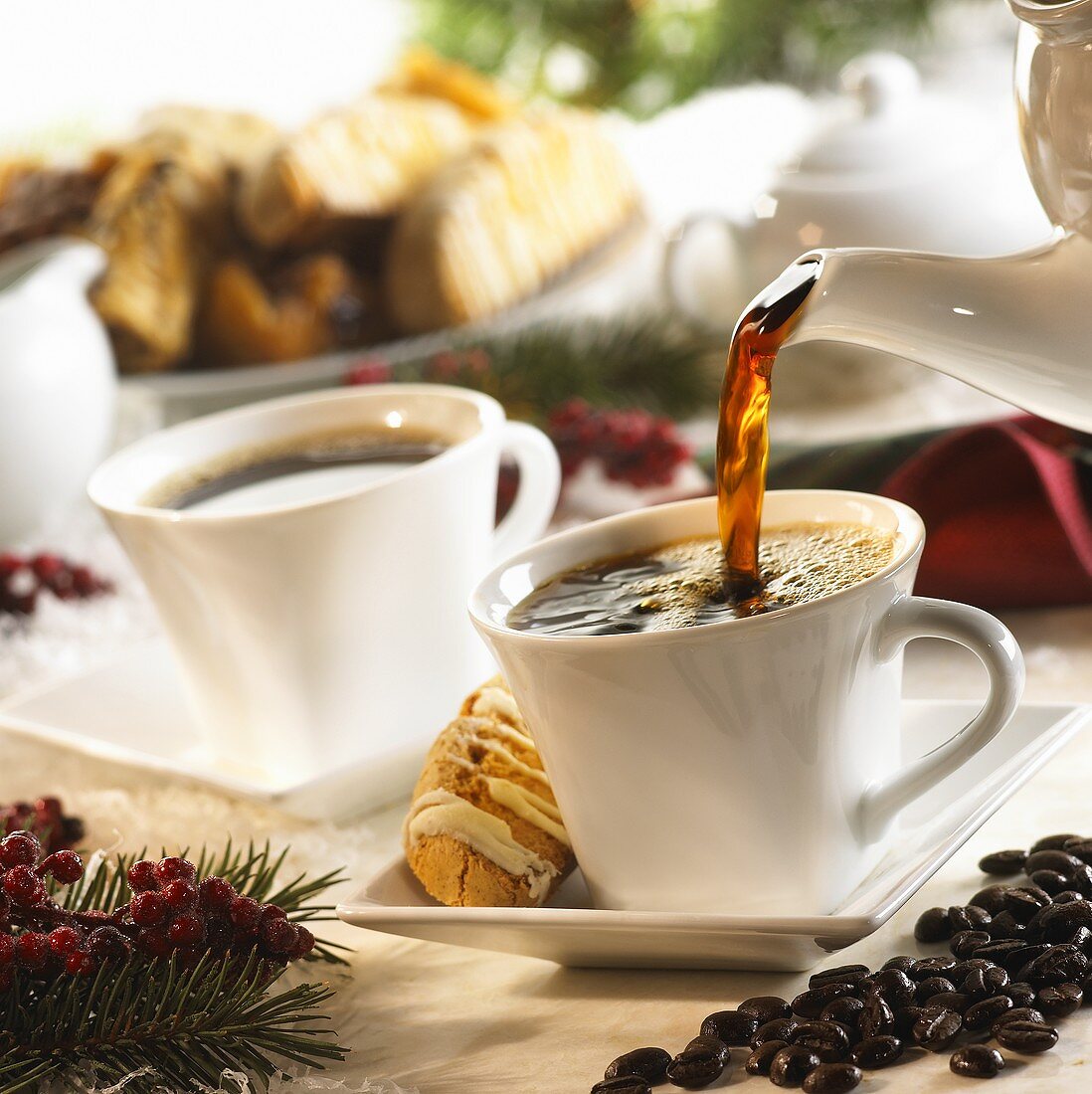 Kaffee in Tasse einschenken, Biscotti (weihnachtlich)