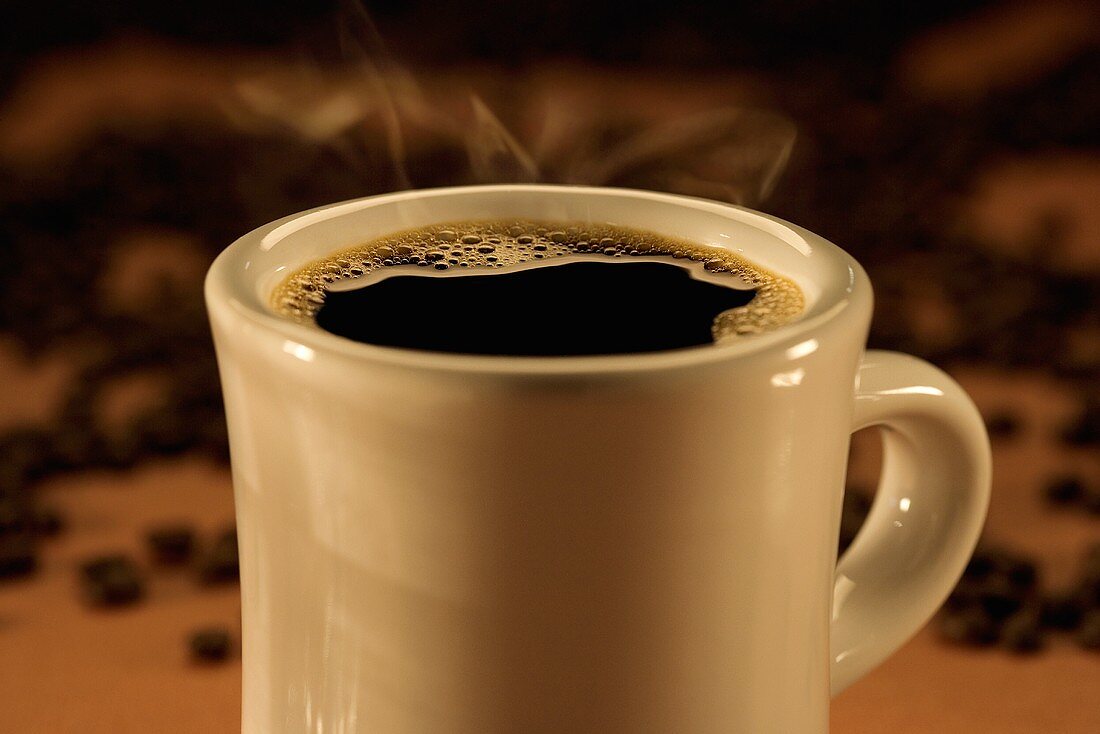 Dampfender Kaffee im Henkelbecher