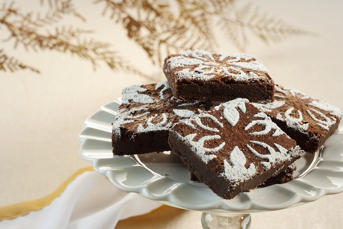 Brownies mit Puderzucker zu Weihnachten