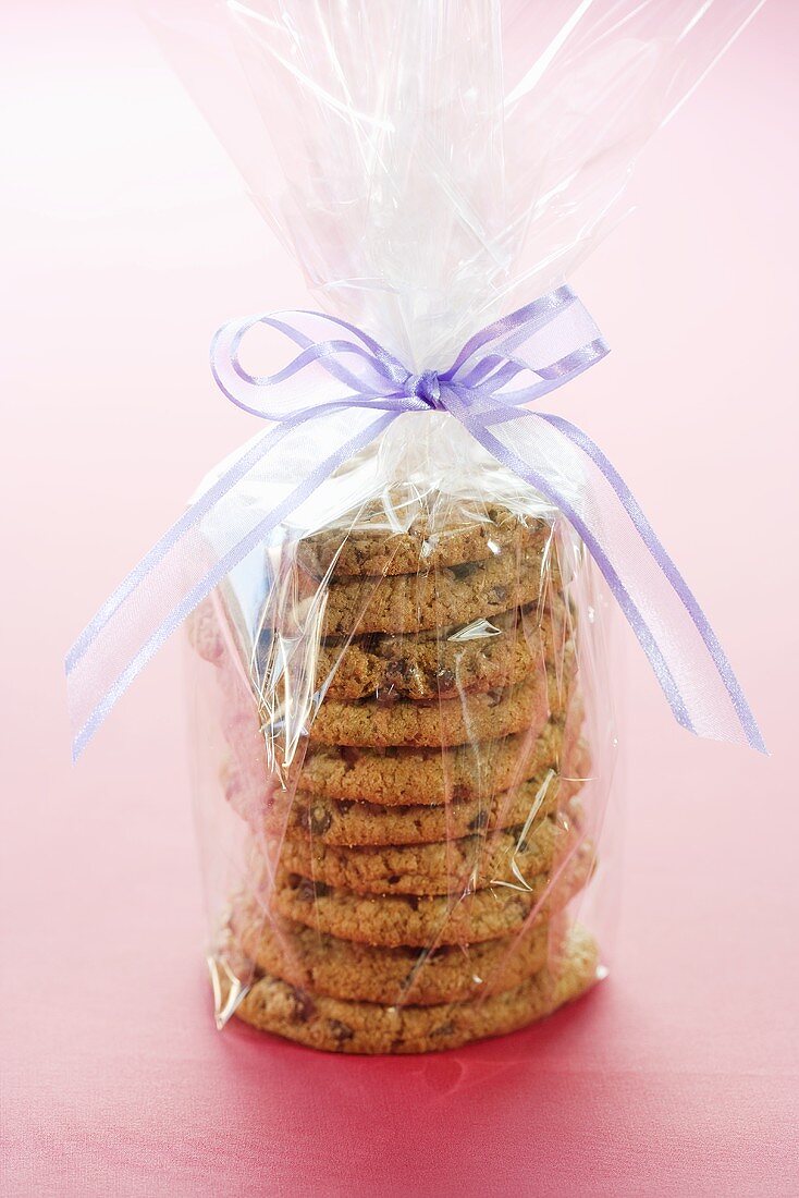 Haferplätzchen mit Rosinen in Geschenkverpackung