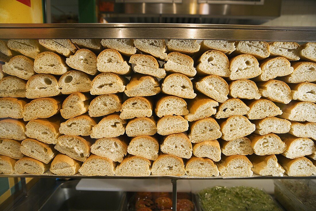Viele durchgeschnittene Baguettes für Sandwiches im Laden