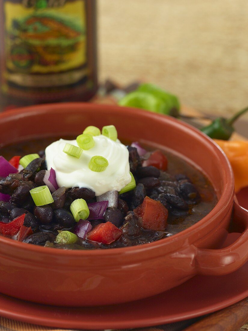 Schwarze Bohnen-Suppe mit Sauerrahm und Zwiebelwürfel