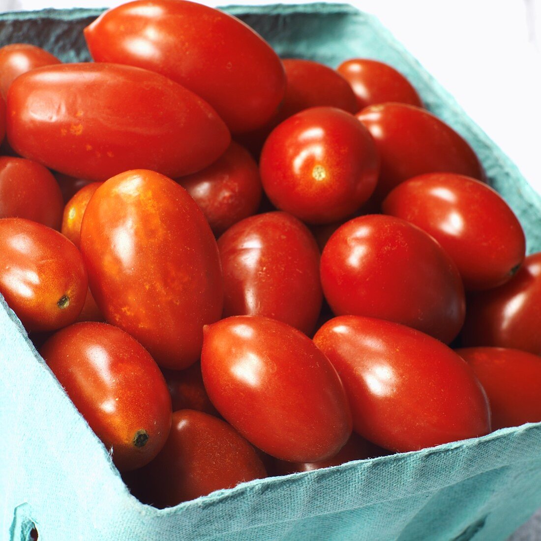 Tomaten (Sorte Juliet) im Pappschälchen
